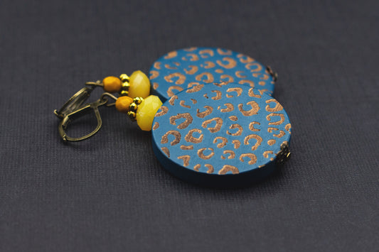 Holzohrringe mit Leopardenmuster in Blau und Gelb, modisches Statement