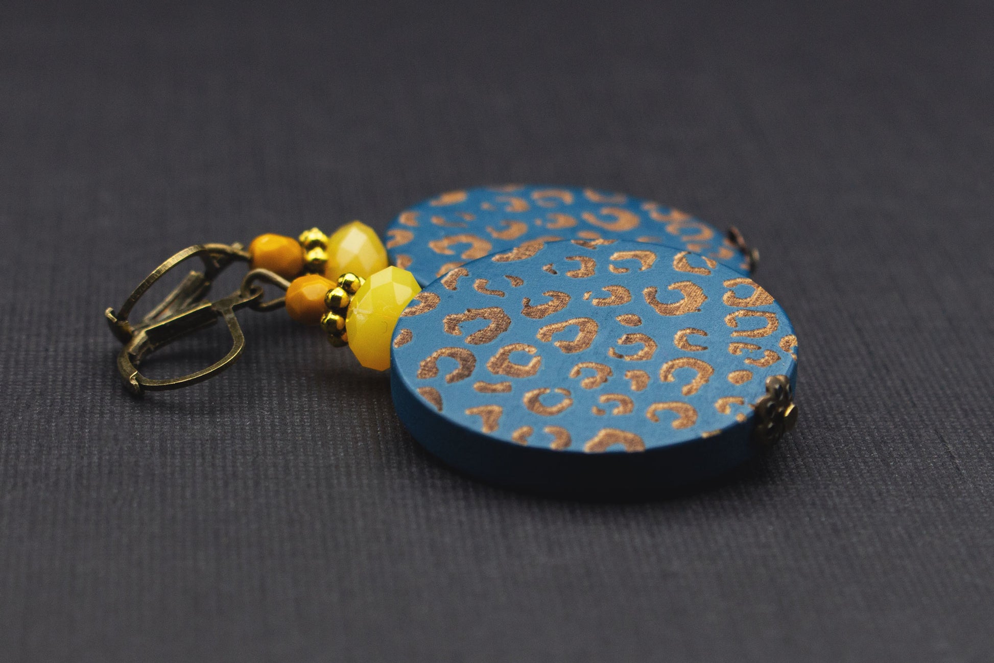 Statement-Ohrringe aus Holz mit blauem Leopardenprint und gelben Perlen