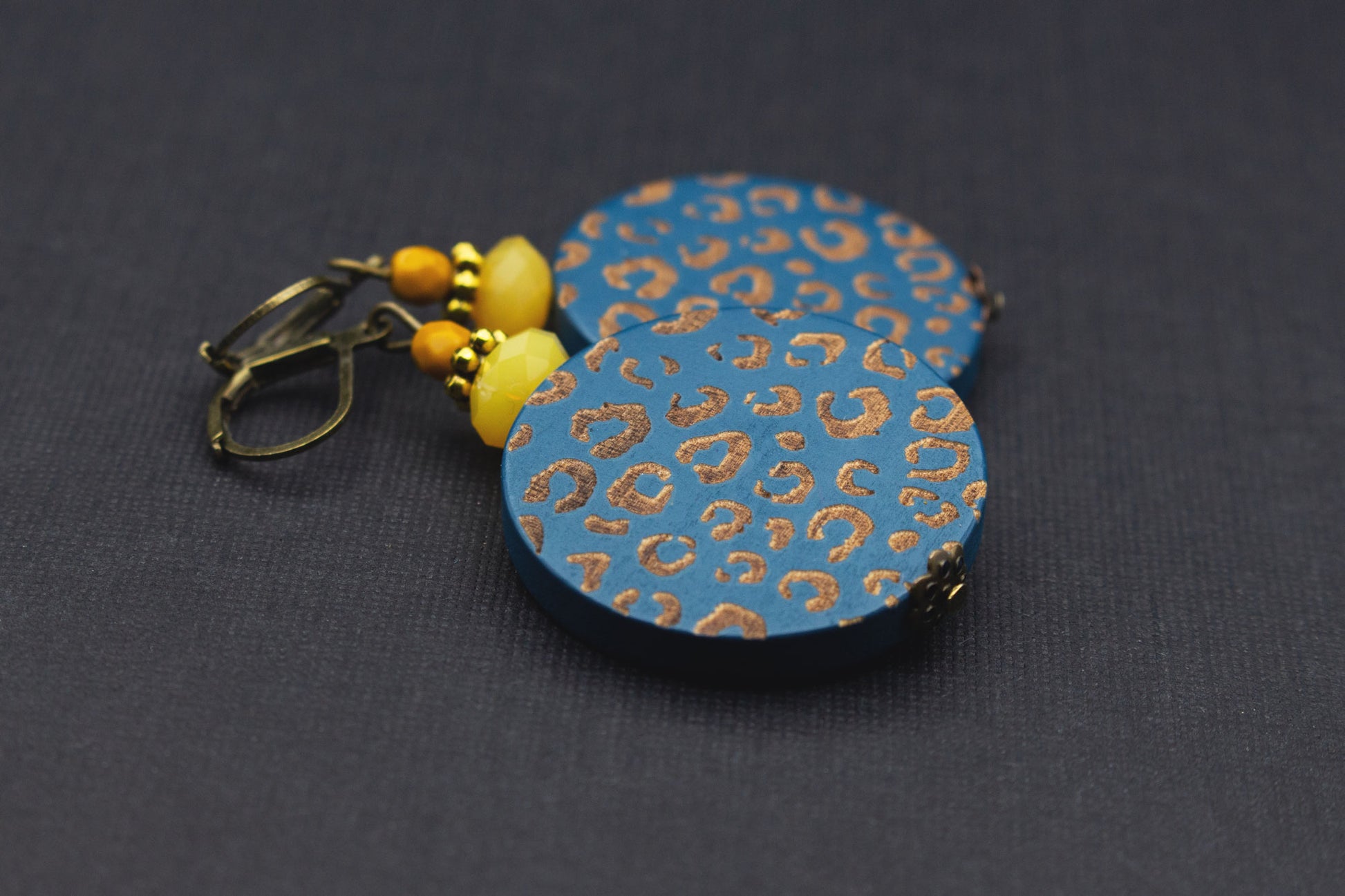 Leichte Damenohrringe aus Holz mit Leopardenmuster – Blau und Gelb