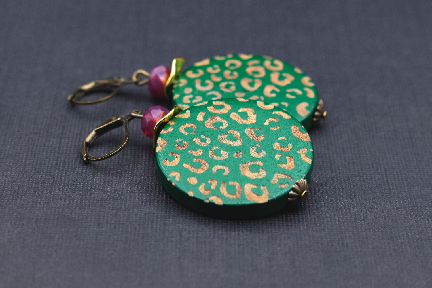 Holzohrringe in Grün mit goldenem Leopardenmuster – auffälliger Boho Schmuck