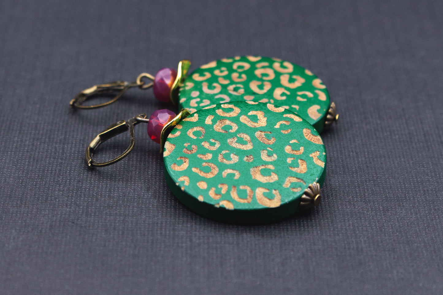 Runde Holzohrringe grün gold mit Leopardenprint – trendiges Accessoire