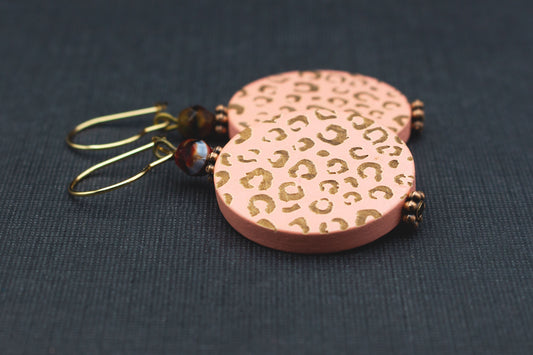 Holzohrringe in Lachsrosa mit goldenem Leopardenmuster – trendiger Animal Print Schmuck