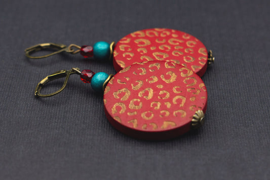 Holzohrringe in Rot mit goldenem Leopardenmuster – auffälliger Animal Print Schmuck