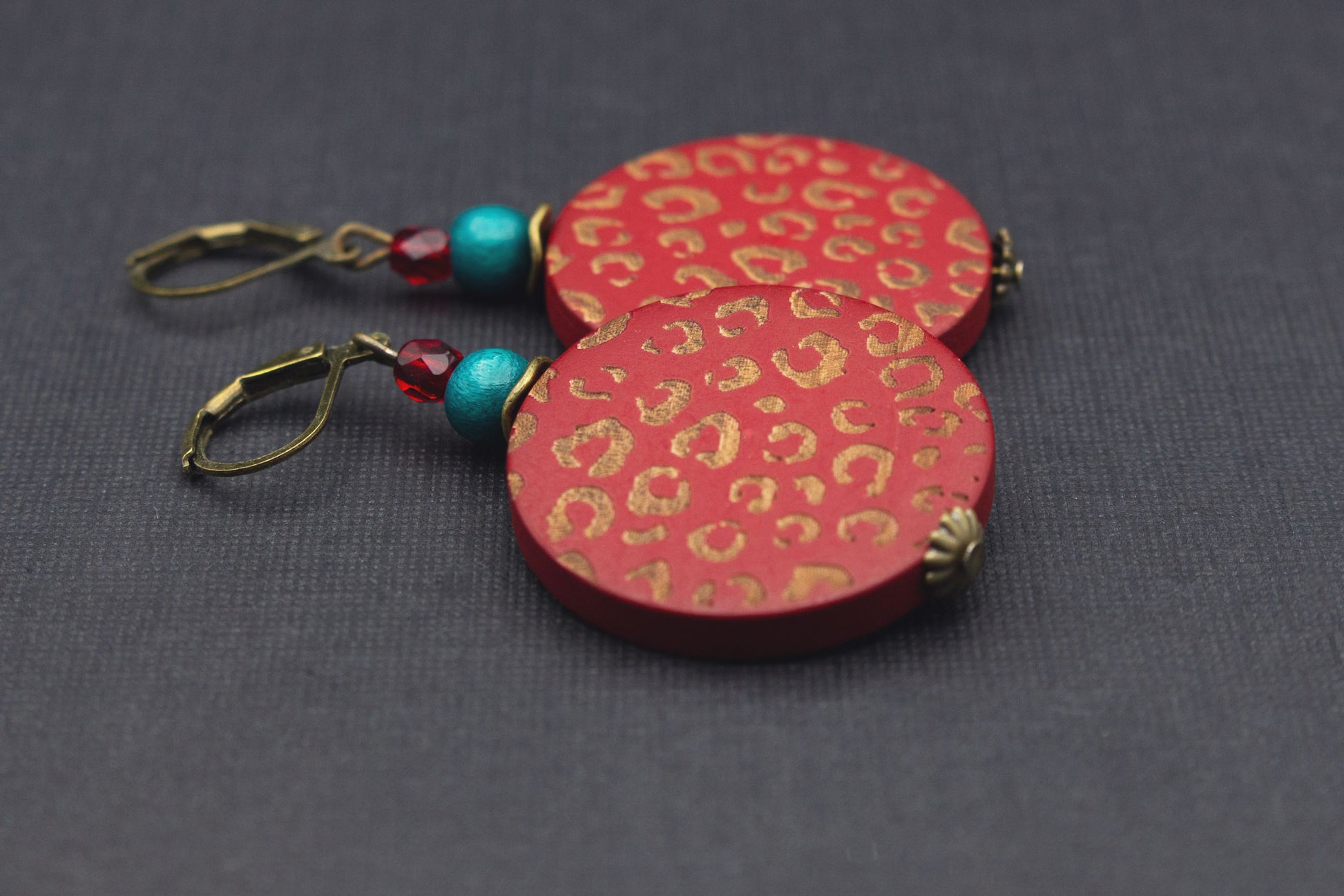 Leichte Holzohrringe mit Leopardenmuster in Rot und Gold – modischer Schmuck für Frauen