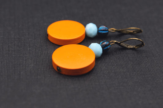 Holzohrringe Orange mit Glasperlen – moderner Schmuck mit Kürbisperlen