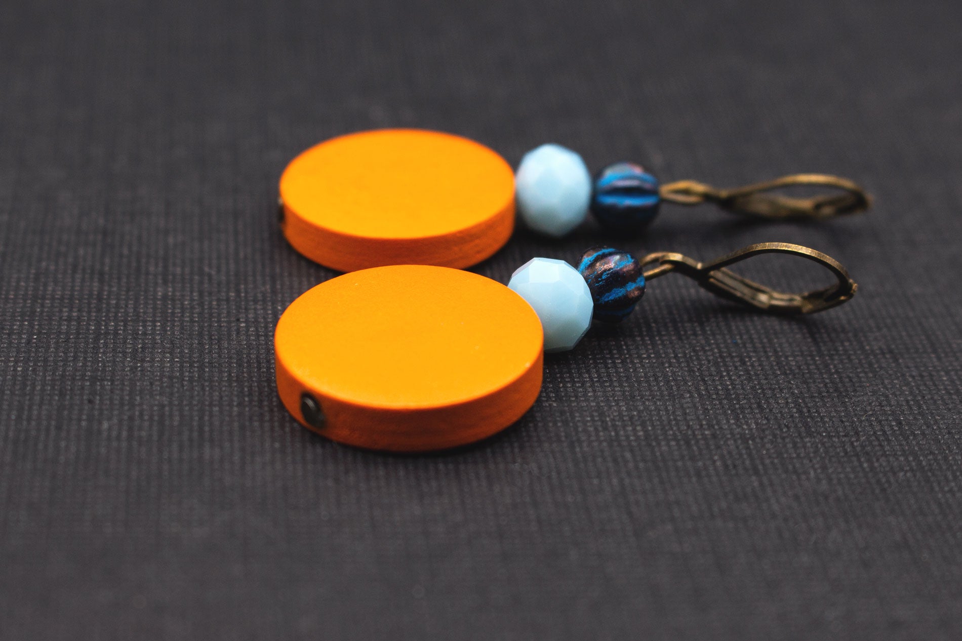Handgefertigte Holzohrringe in Orange und Hellblau – auffälliger Schmuck