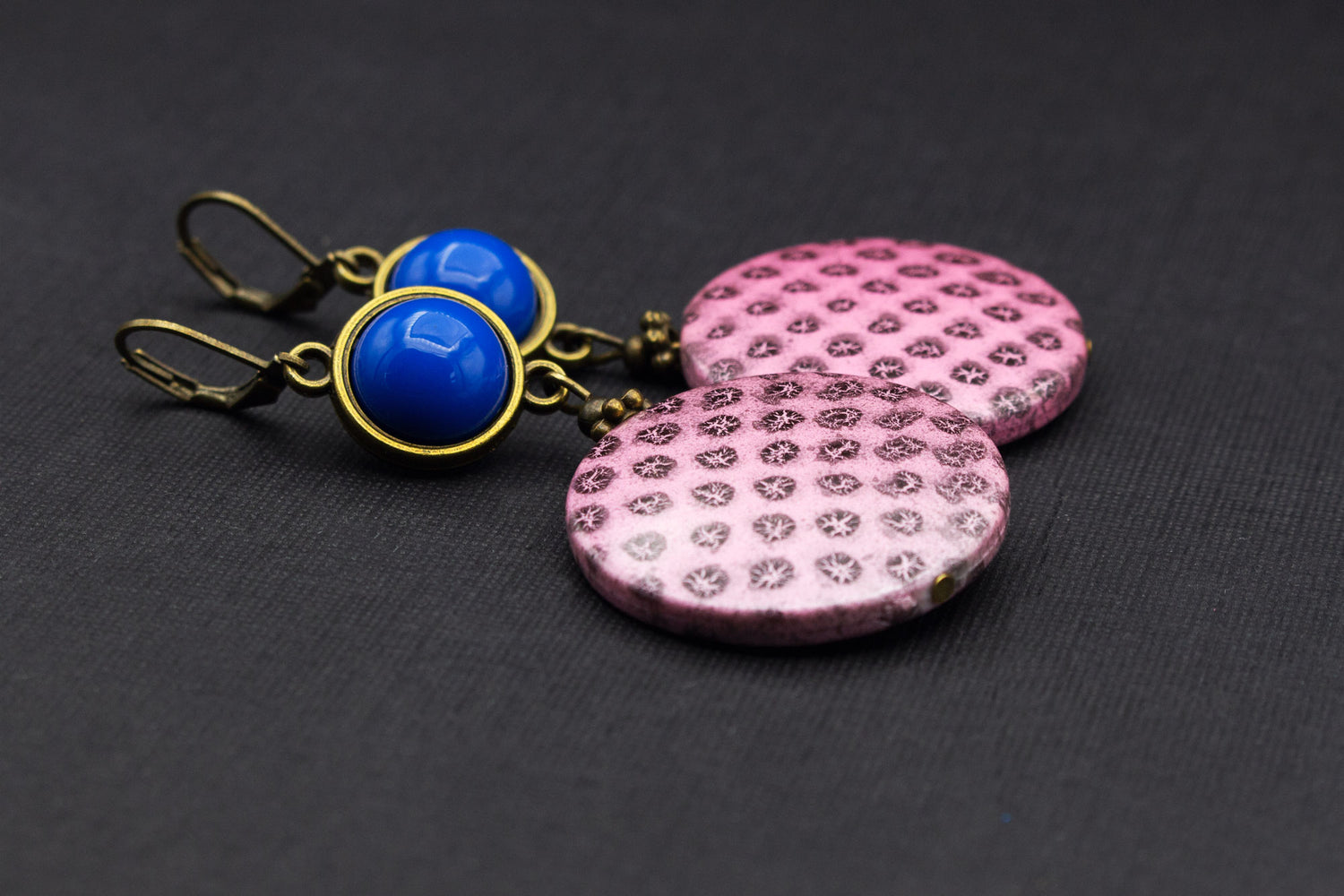 Holzohrringe in Rosa mit Muster und blauen Cabochon Steinen – auffälliger Vintage Schmuck