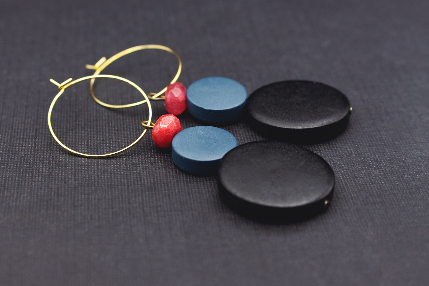Natur Schmuck Ohrringe mit Holzscheiben in Schwarz, Blau und Fuchsia