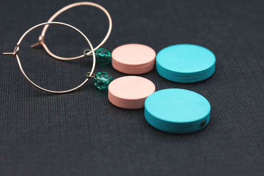 Holzohrringe in Türkis und Rosa mit Rosé Creolen und Glasperle – sommerlicher Schmuck modern und leicht