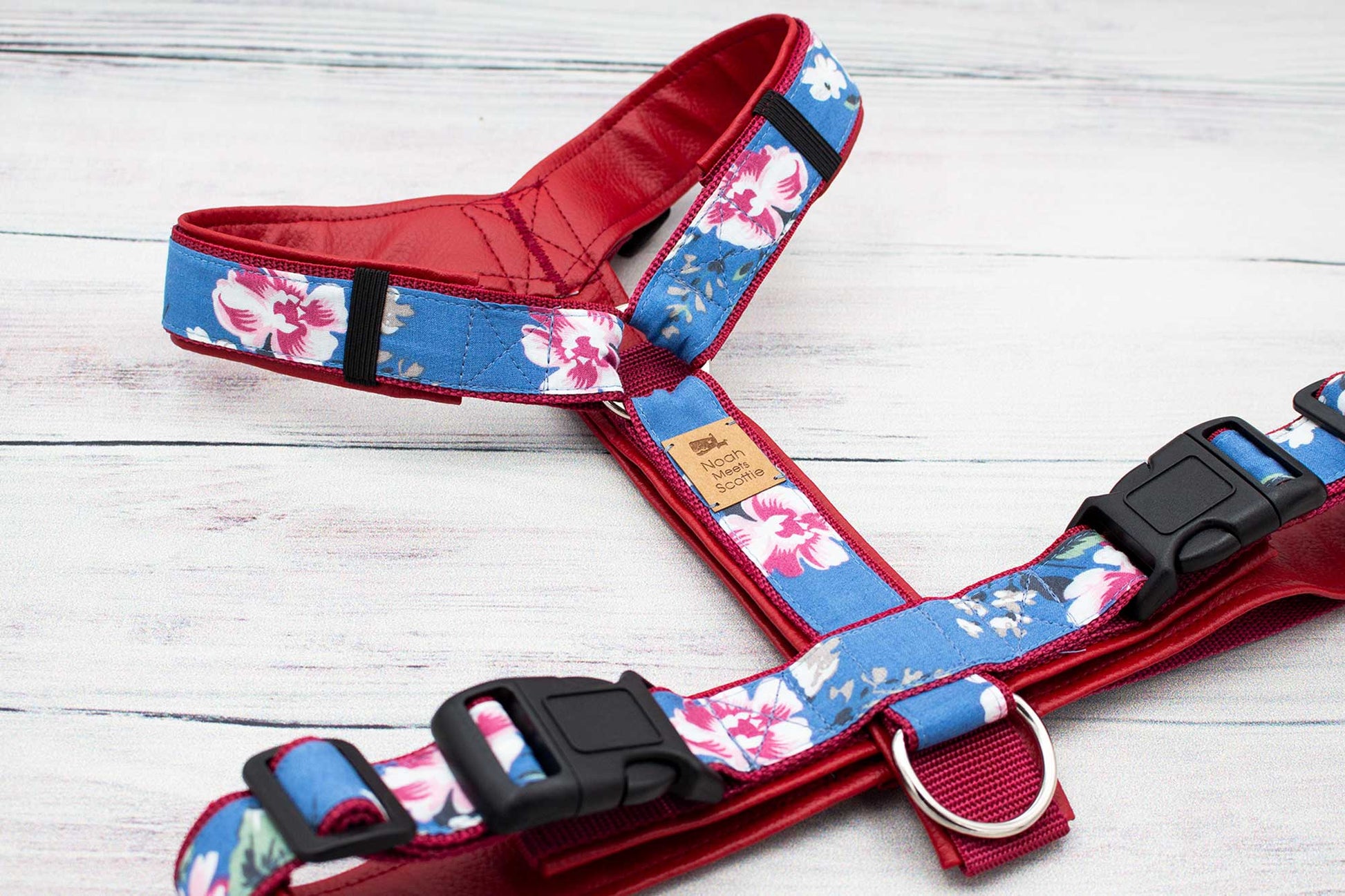 Hundegeschirr AKUELA mit Hibiskusblüten im Hawaii-Stil, kräftiges Blau mit rotem Innenfutter, weich gepolstert und verstellbar