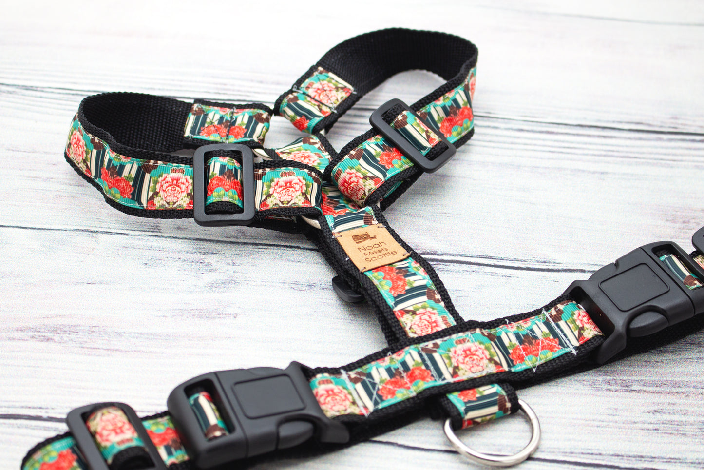 Hundegeschirr AMIRA mit floralem Muster in Türkis, Rot und Schwarz, elegant und verstellbar