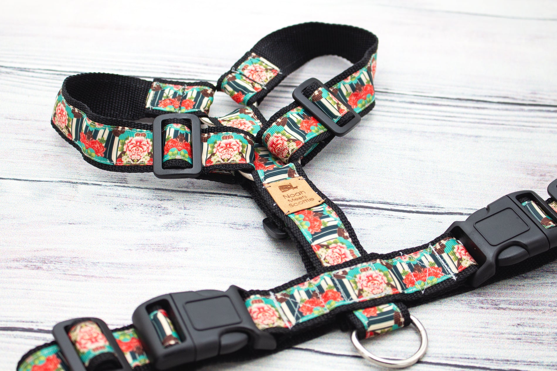 Hundegeschirr AMIRA mit floralem Muster in Türkis, Rot und Schwarz, elegant und verstellbar