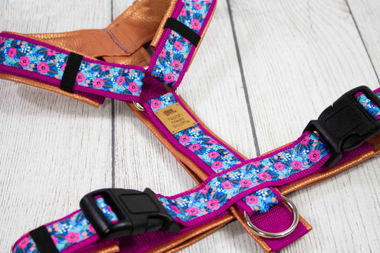 Hundegeschirr AURORA farbenfrohes Blumendesign in Blau und Beere, bronzefarbene Polsterung, gepolstert und verstellbar