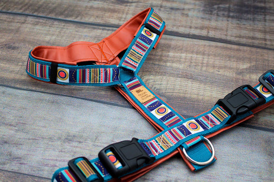 Hundegeschirr mit nordischem Streifenmuster in Blau, Orange, Pink und rostorangefarbener Kunstlederfütterung