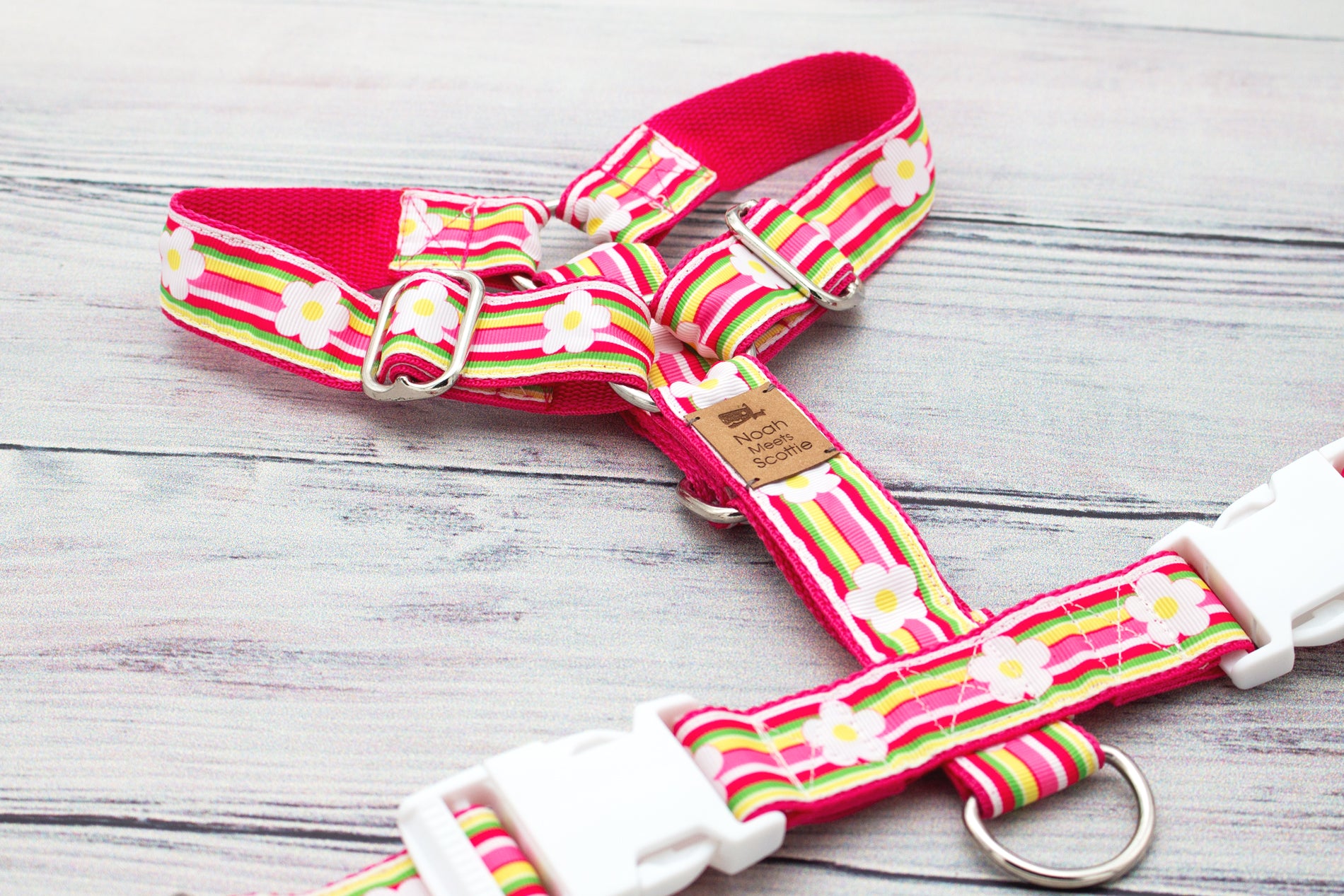 Hundegeschirr BELLA mit Blumenmuster in Pink, Weiß und Gelb, leicht und verstellbar