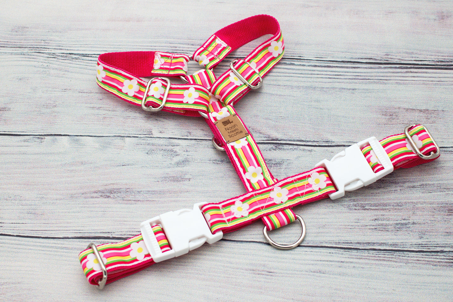 Fröhliches Hundegeschirr BELLA im Blumendesign, farbenfroh und bequem