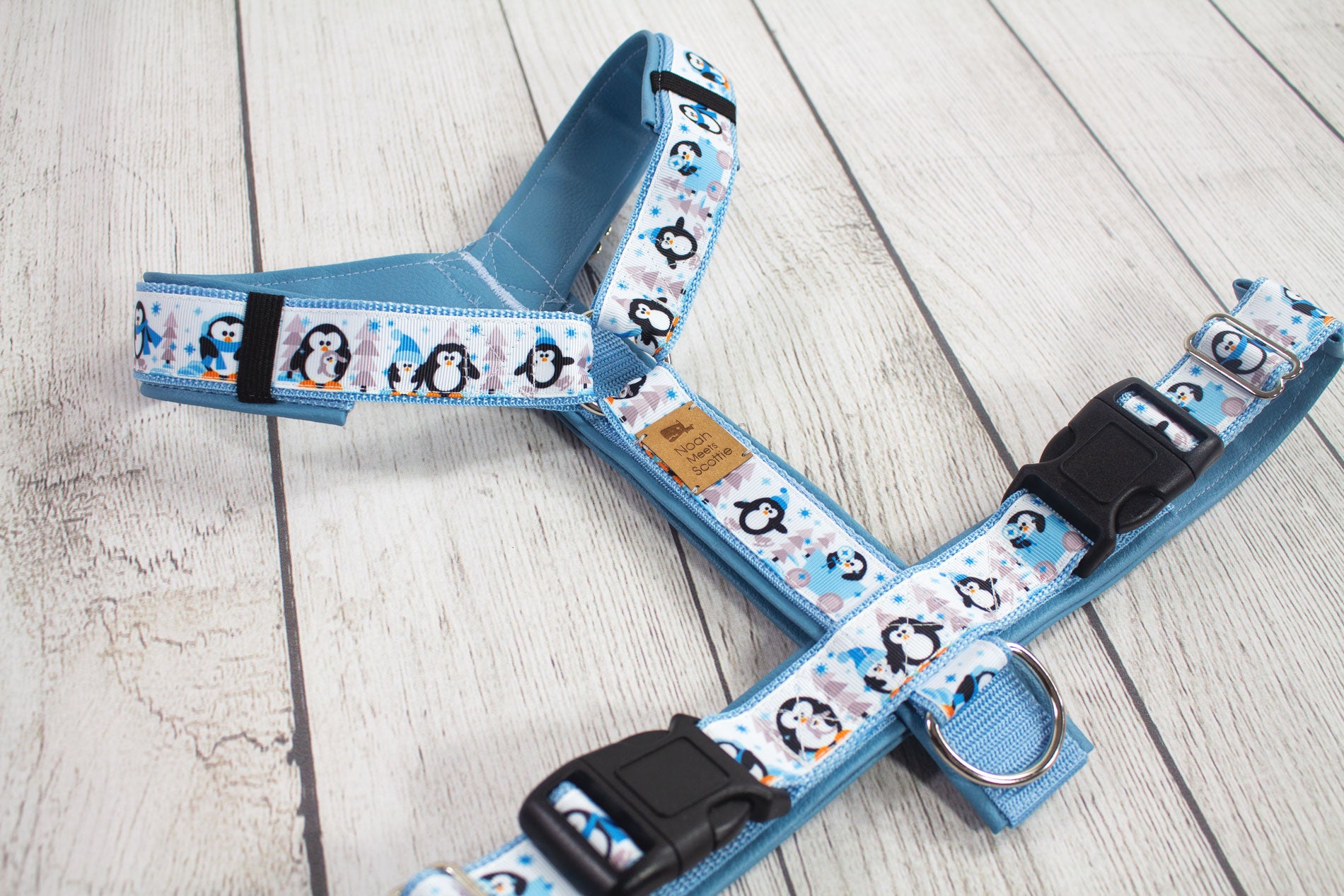 Hundegeschirr BEN Detailansicht Hellblau mit Pinguin-Muster, robust und komfortabel, Weihnachtslook