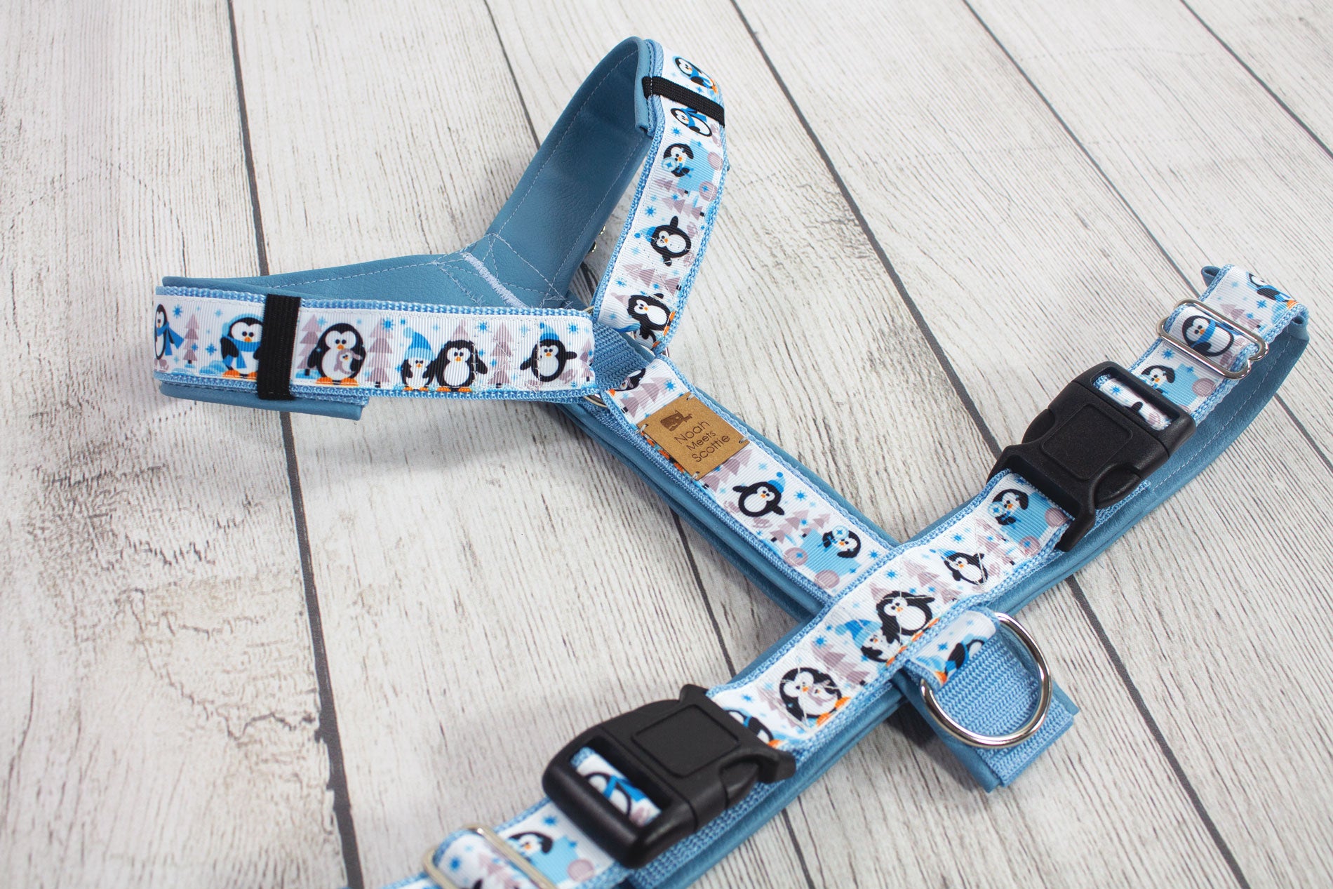 Hundegeschirr BEN winterliches Pinguin-Design in Hellblau, hochwertig gepolstert, festlich und süß