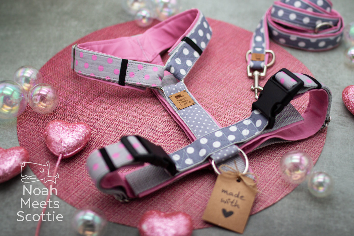 Vintage Hundegeschirr mit verschiedenen Punkte Mustern und rosa Kunstleder
