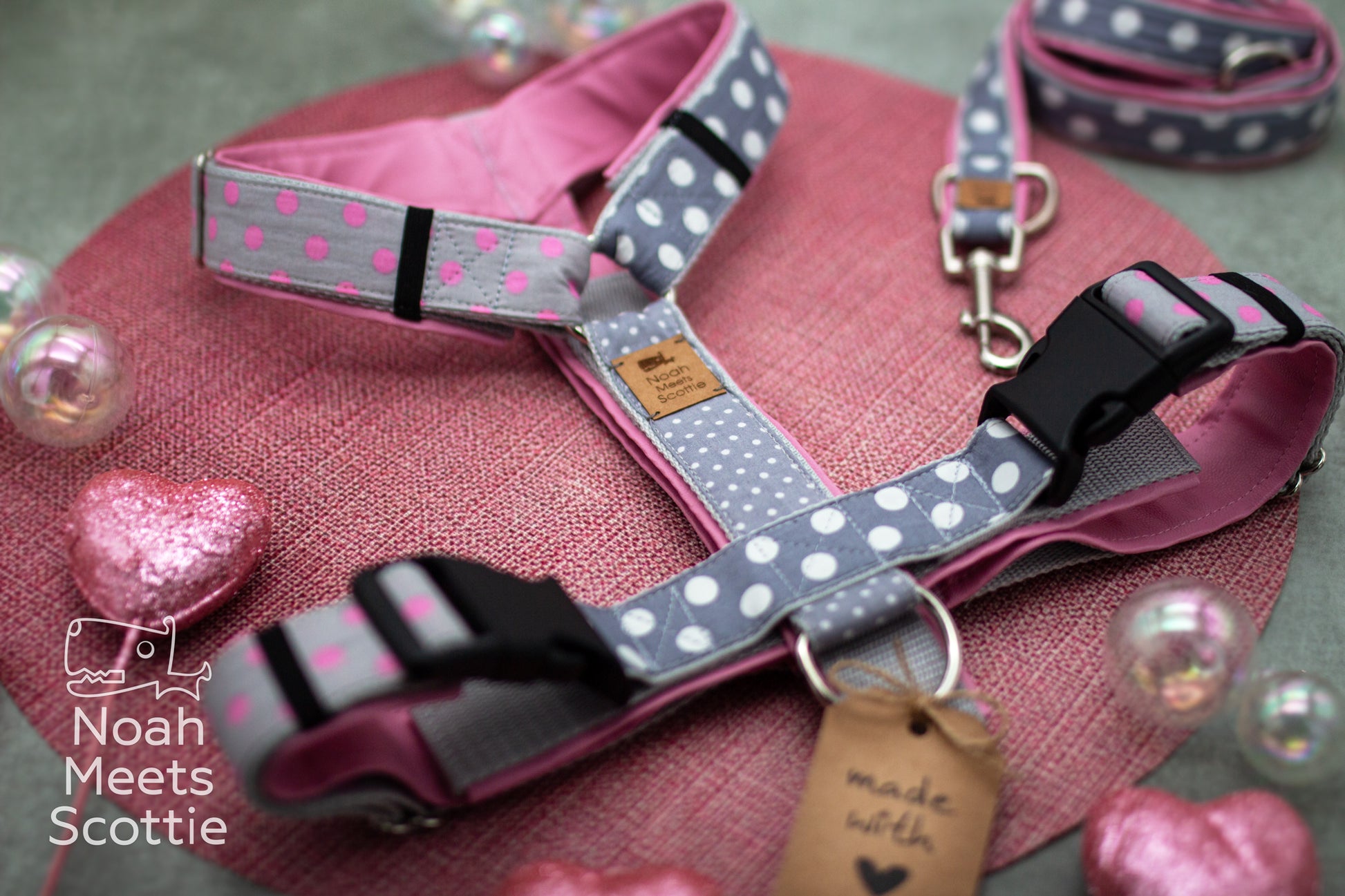 Punkte Hundegeschirr mit großen und kleinen Polka Dots in Rosa und Grau