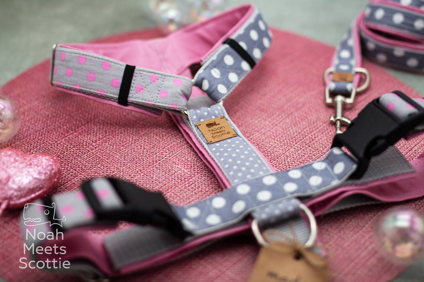 Hundegeschirr BETTY BOO mit Polka Dot Muster in Rosa, Grau und Weiß im Vintage Stil