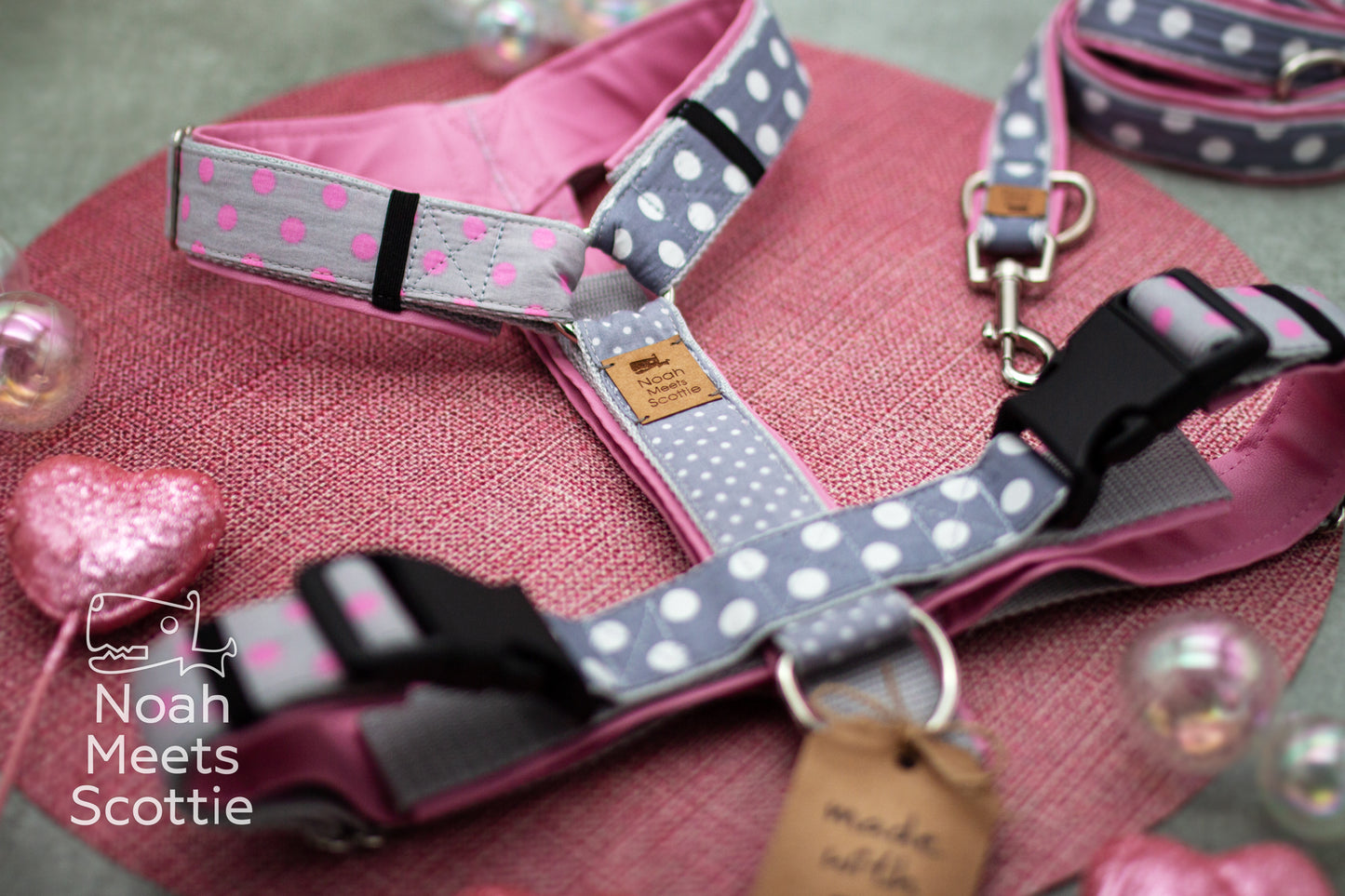 Polka Dot Hundegeschirr in Rosa und Grau mit kombiniertem Pünktchenmuster