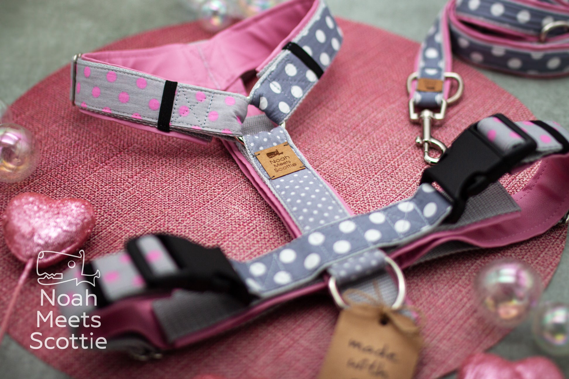 Polka Dot Hundegeschirr in Rosa und Grau mit kombiniertem Pünktchenmuster