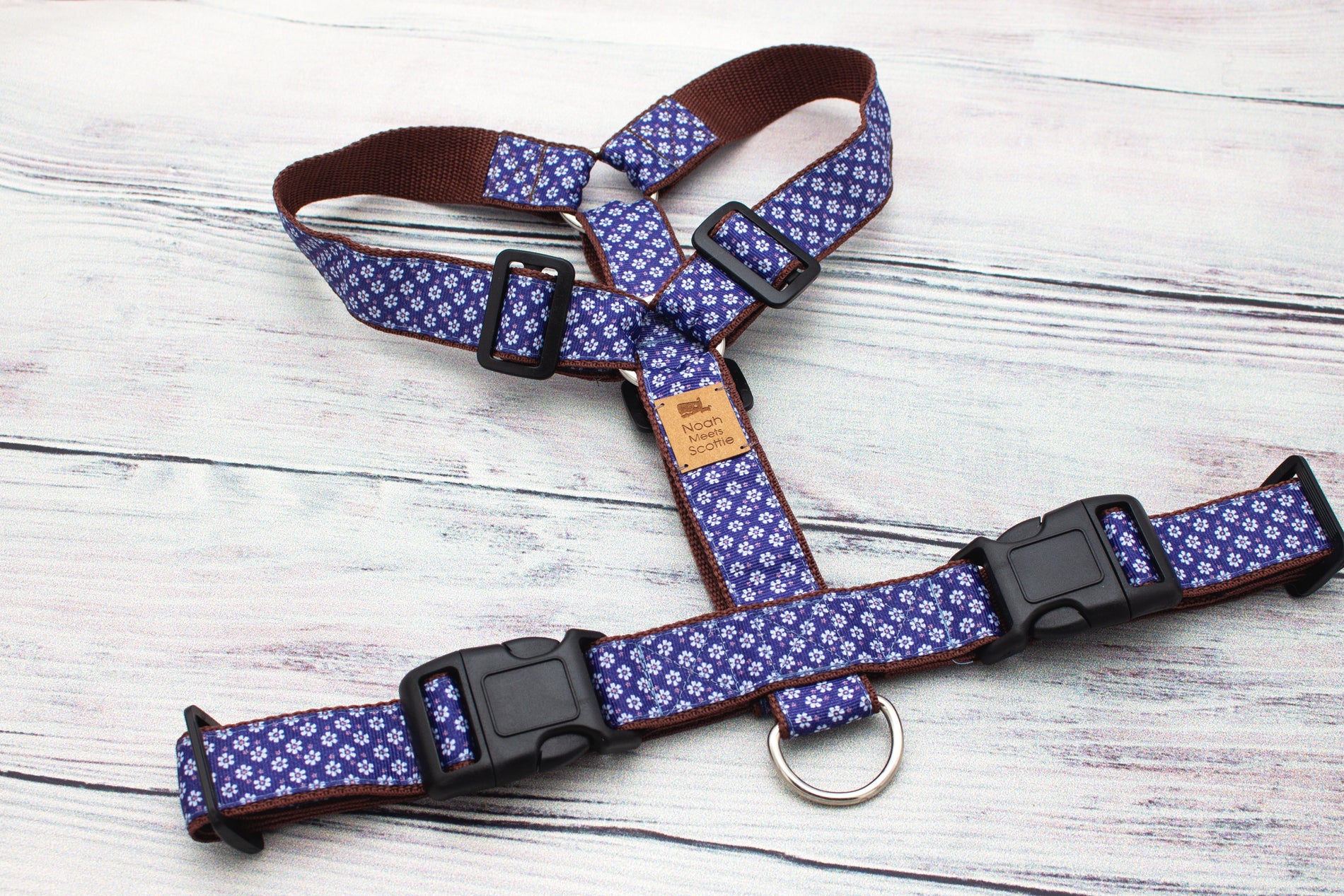 BLOOMADOODLE Hundegeschirr, feines Blumenmuster in Blau und Weiß, warmes braunes Band, ideal für Hunde mit sanfter Ausstrahlung