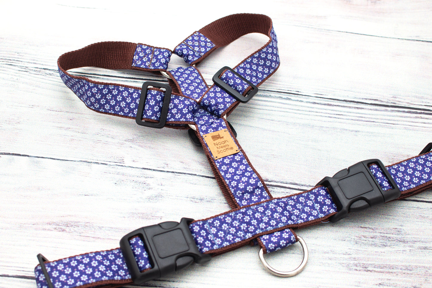 Filigranes Hundegeschirr BLOOMADOODLE, blaues Band mit vielen kleinen weißen Blüten, naturverbundenes florales Muster