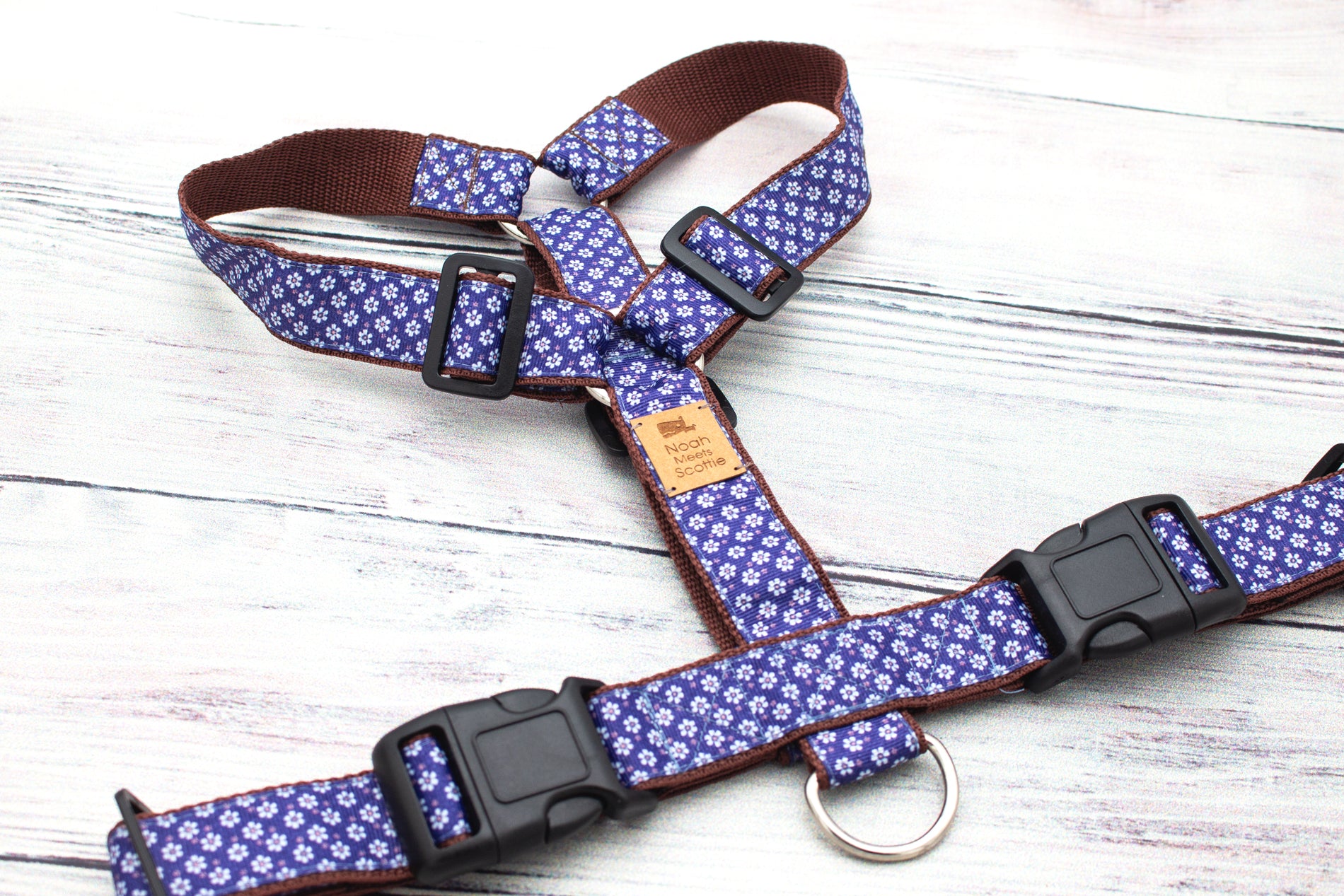 Filigranes Hundegeschirr BLOOMADOODLE, blaues Band mit vielen kleinen weißen Blüten, naturverbundenes florales Muster