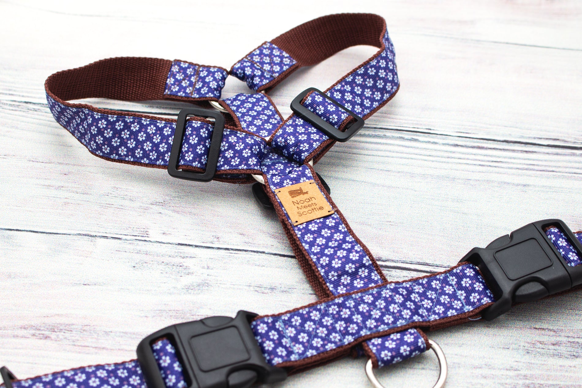 Detailaufnahme Hundegeschirr BLOOMADOODLE, blau-braunes Gurtband mit zierlichen Wildblumen, leichtes Hundezubehör für jeden Tag