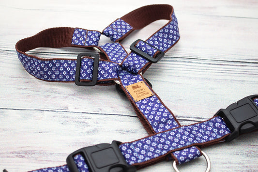 Hundegeschirr BLOOMADOODLE mit zartem Blütenmuster in Blau, kleine weiße Blumen auf braunem Gurtband, verspieltes Design
