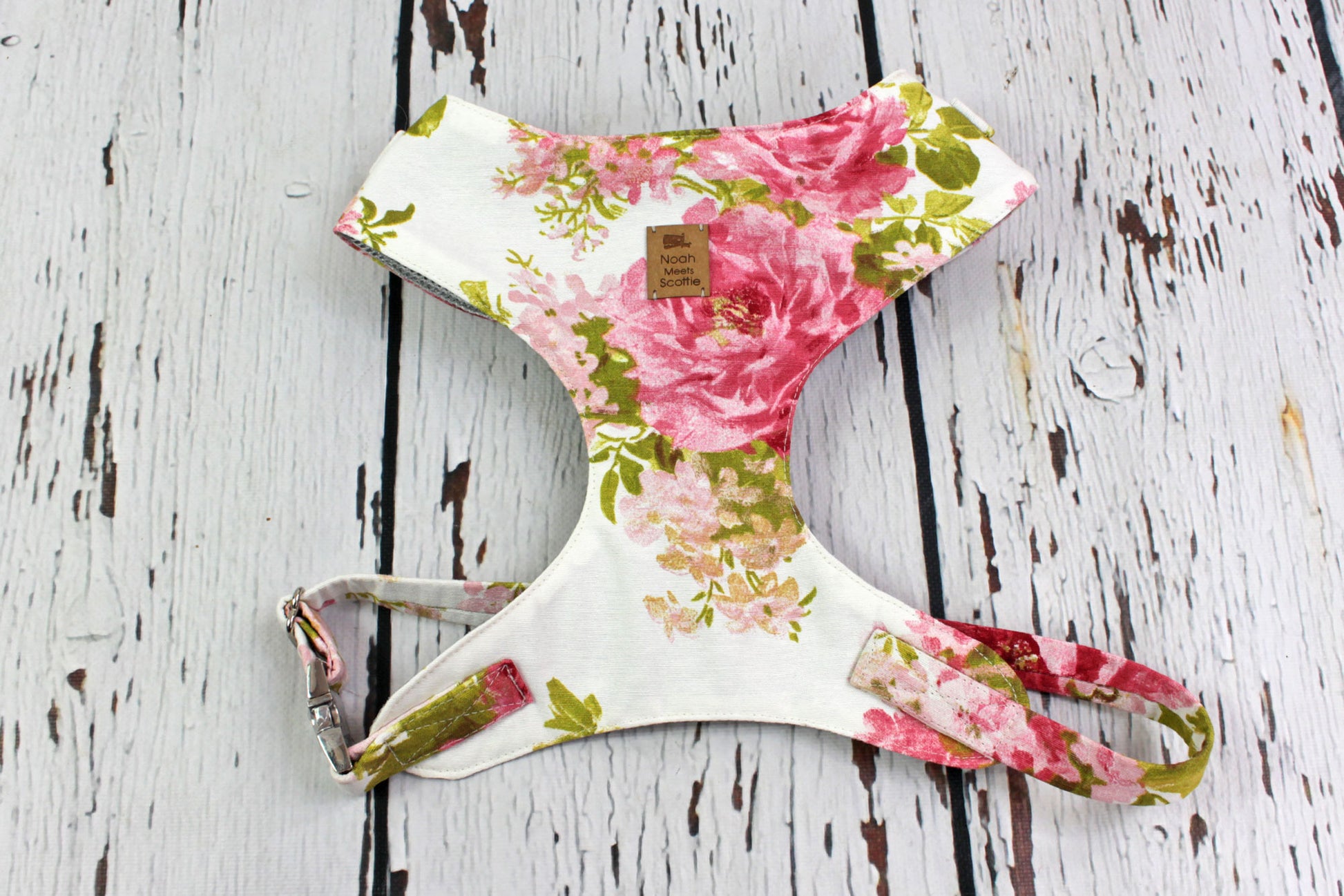 Seitenansicht Hundegeschirr Blooming Roses mit romantischem Rosendesign