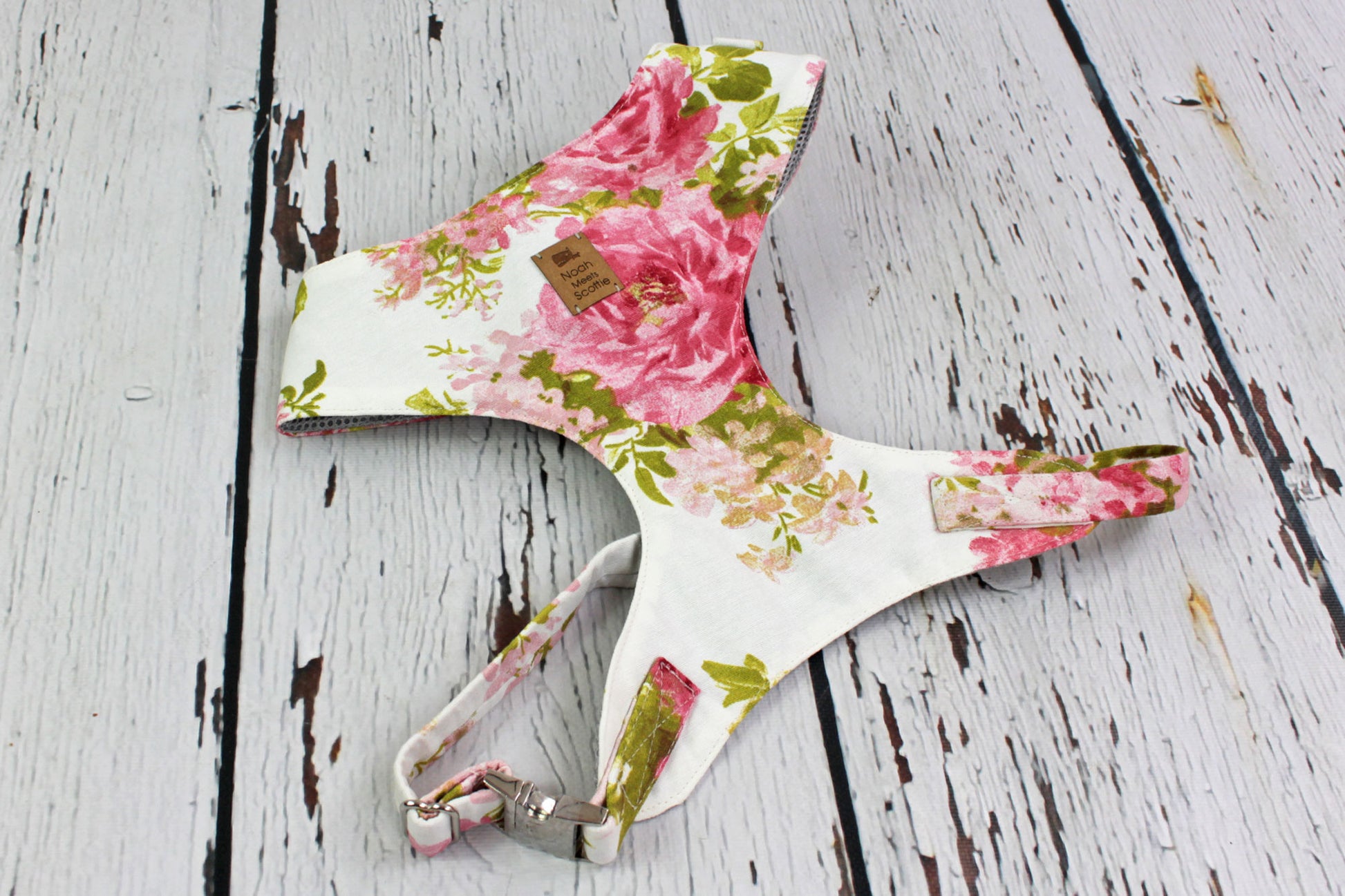 Detailaufnahme Hundegeschirr Blooming Roses mit floralen Mustern und weicher Fütterung