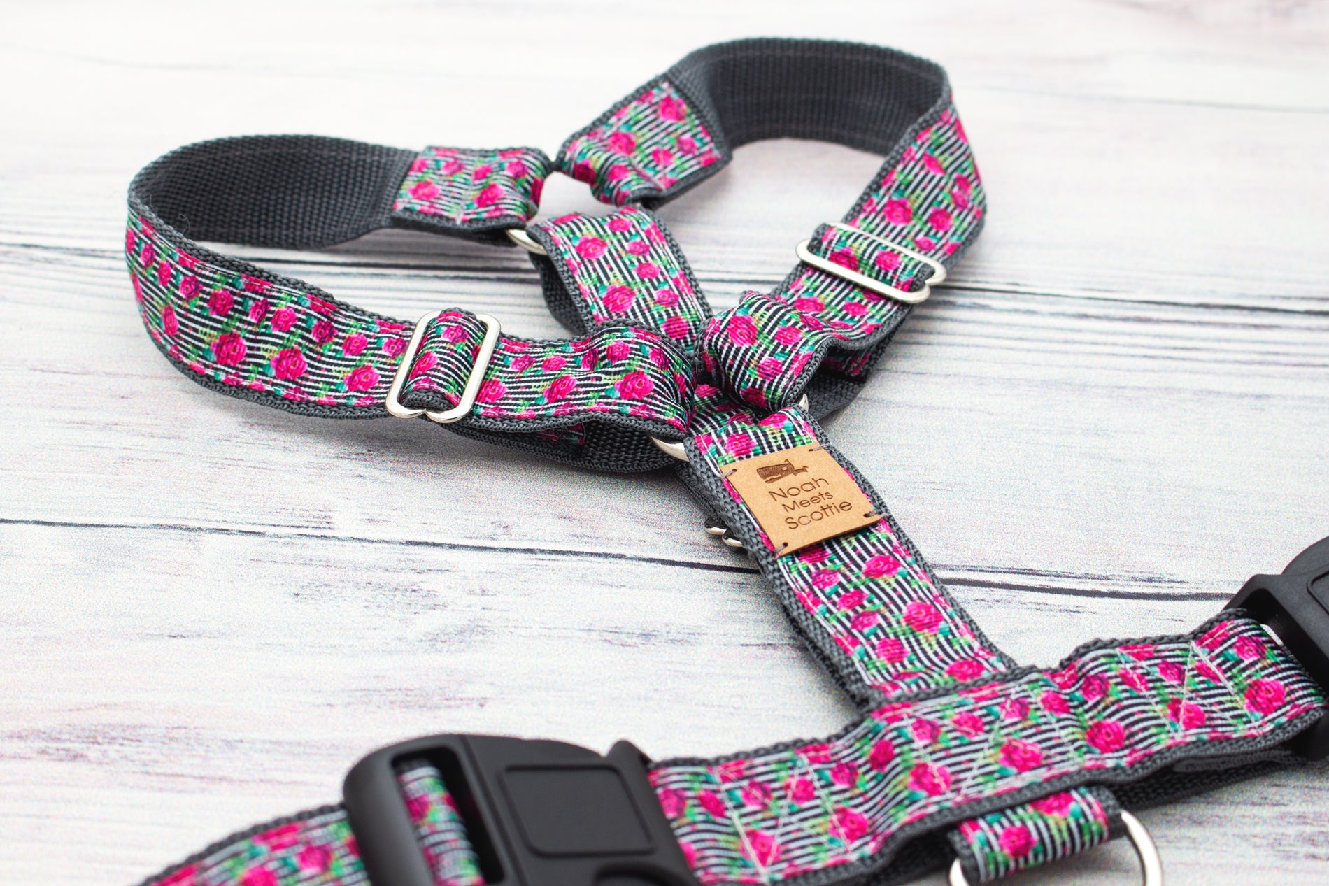 Hundegeschirr BLOOMLINE in Grau mit rosa Rosenmuster, elegant und verstellbar