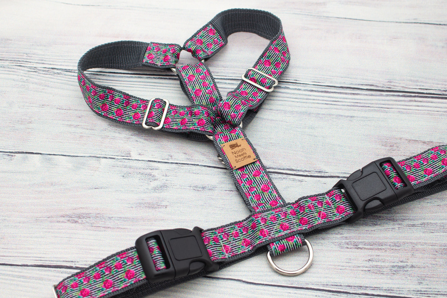 Hundegeschirr mit Streifen und Rosen, romantisch, bequem und sicher