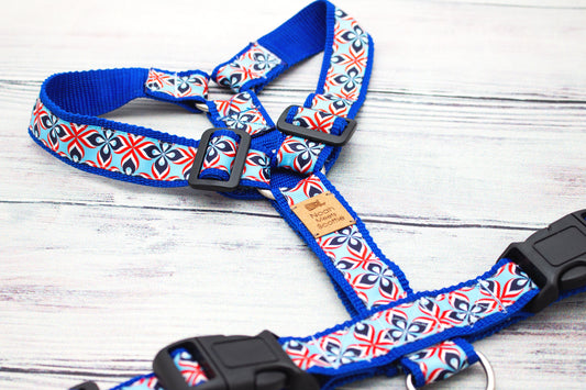 Hundegeschirr BLUE FJORD mit geometrischem Muster in Blau, Weiß und Rot, nordisches maritimes Design