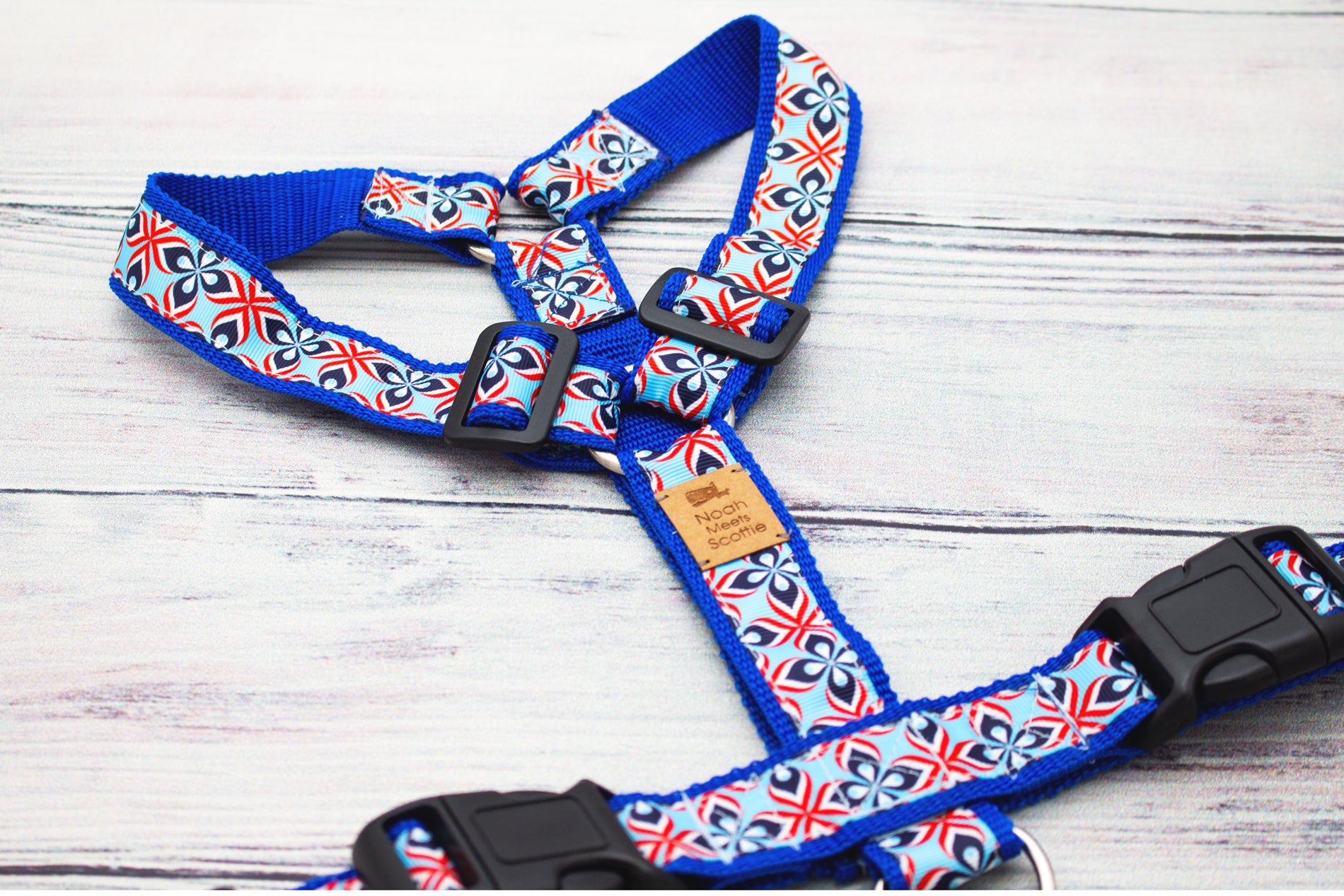 Detailaufnahme Hundegeschirr BLUE FJORD, geometrische Formen in Blau, Weiß und Rot auf hellblauem Band