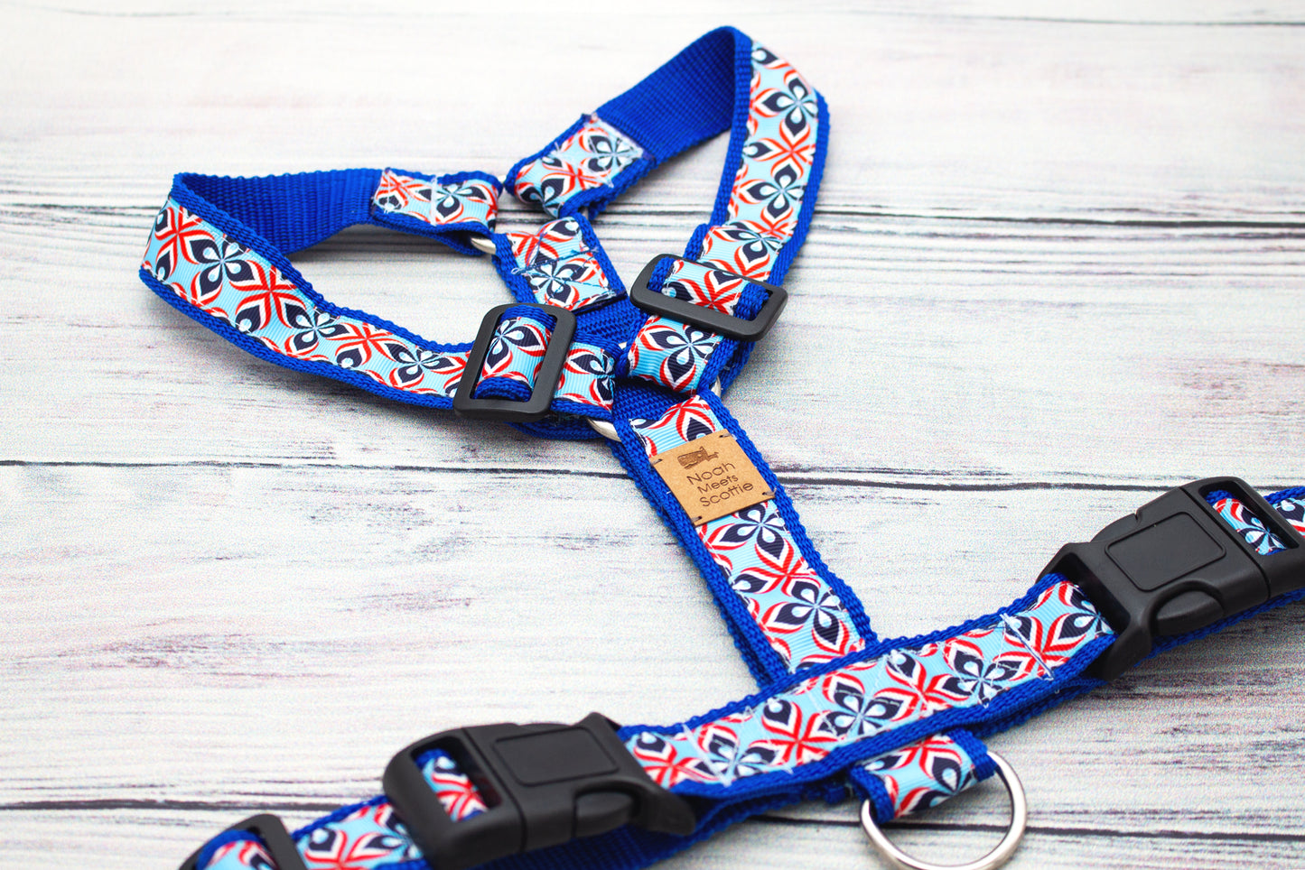 BLUE FJORD Hundegeschirr mit nordischem, grafischem Muster, ideal für aktive Hunde im maritimen Stil