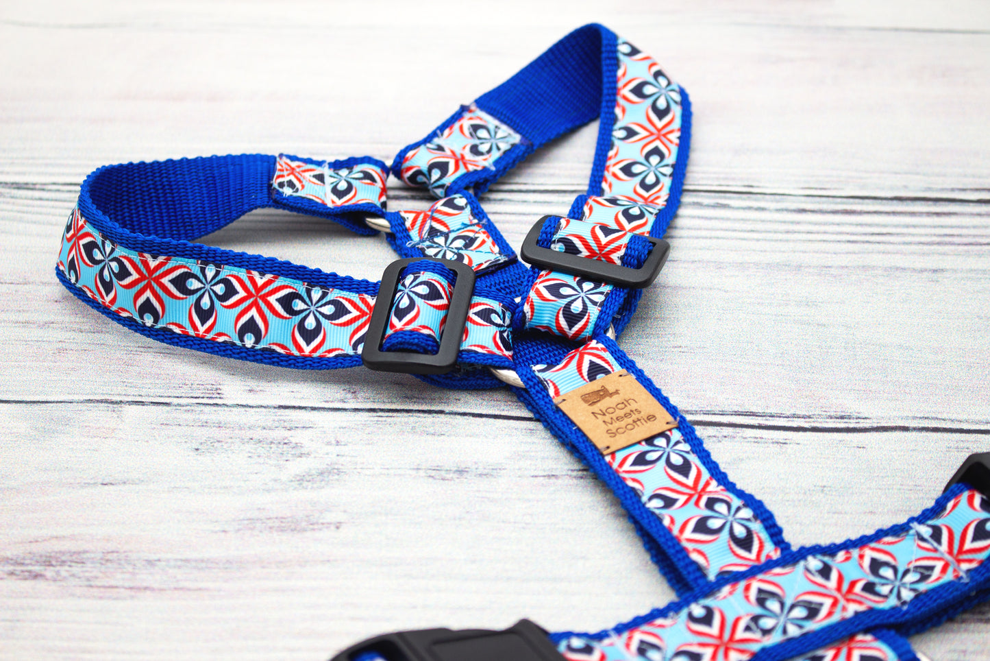 Maritimes Hundegeschirr BLUE FJORD, blaues Gurtband mit grafischem Muster, modernes Hundeaccessoire