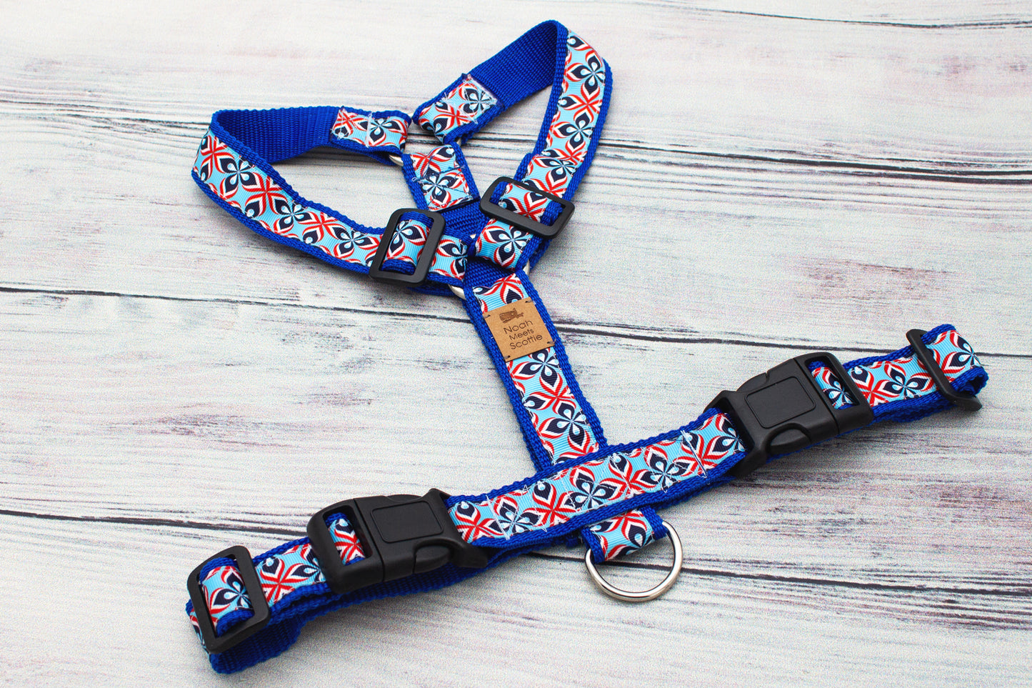 Geometrisches Hundegeschirr BLUE FJORD, blaues Geschirr mit rot-weißen Elementen, klarer moderner Look