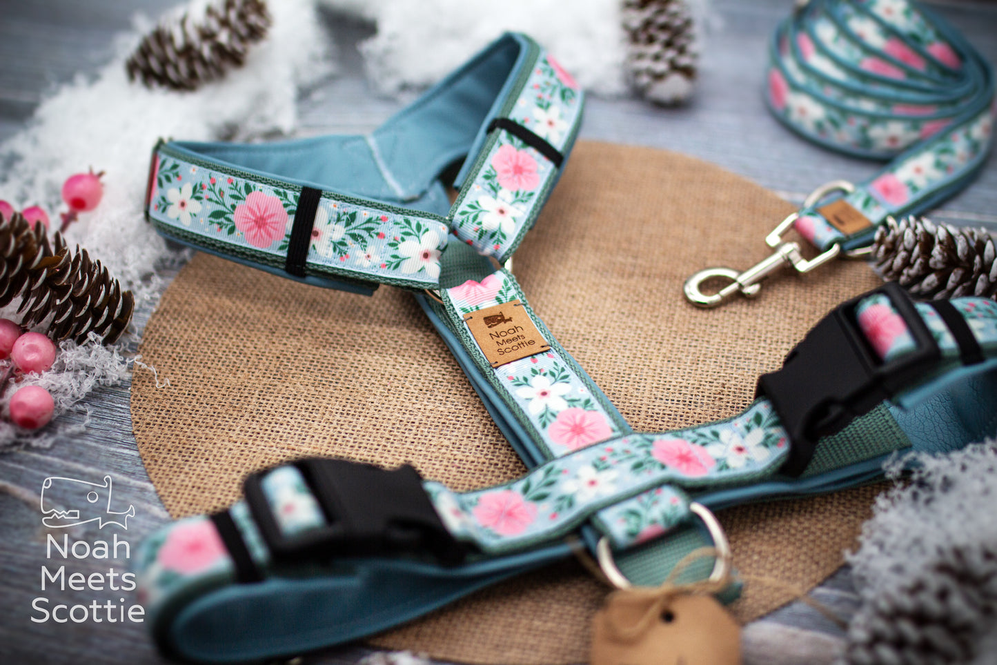 Hundegeschirr mit Blumen, salbeigrünem Gurtband und hellblauer Kunstlederpolsterung