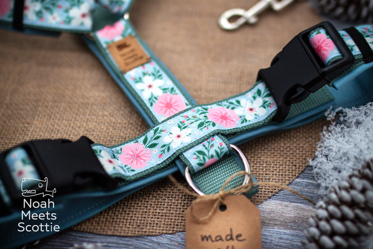 Florales Hundegeschirr für Hunde mit rosa Blüten und dunkelgrünen Blättern