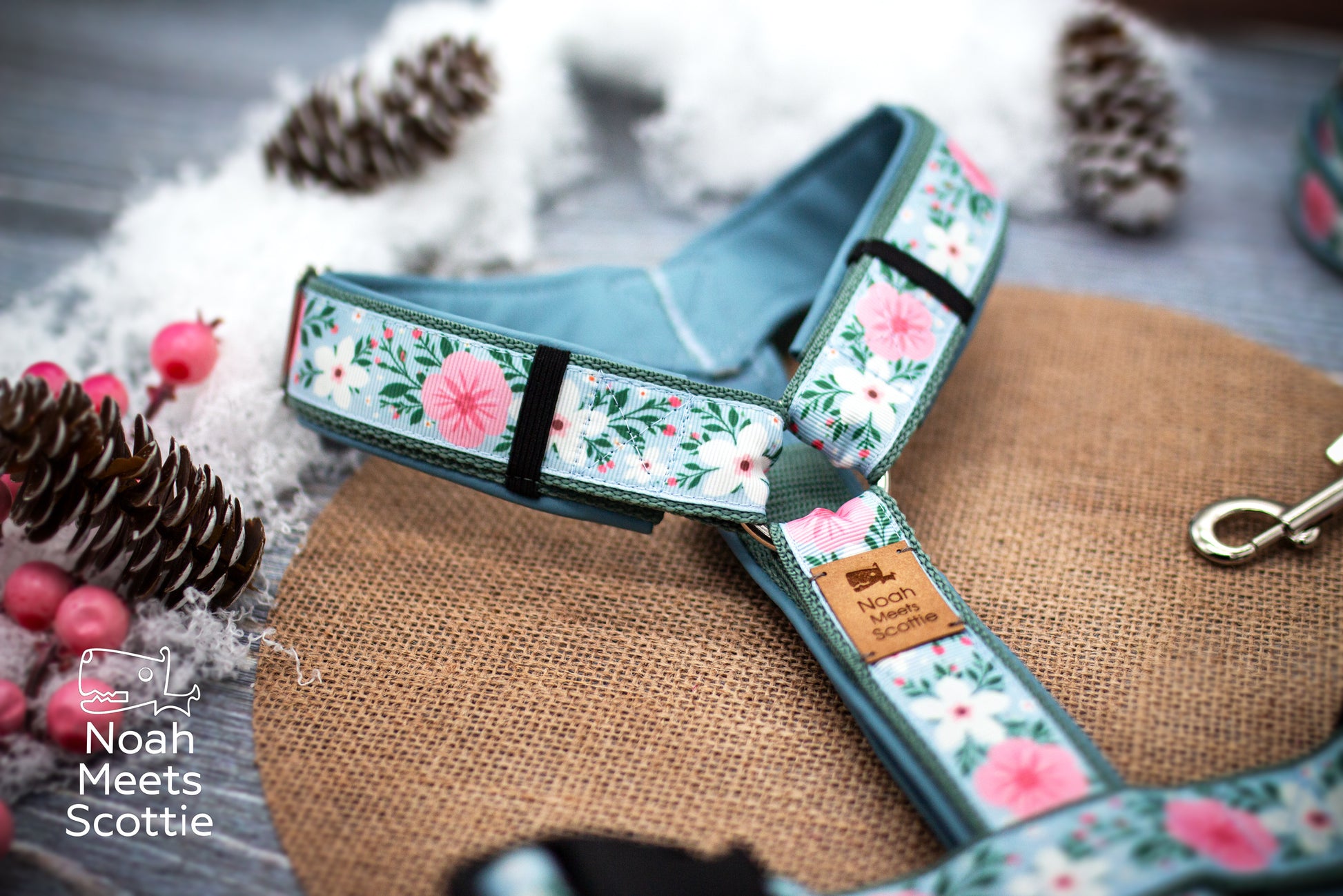 Hundegeschirr mit passender Hundeleine im floralen Design FROSTY WHISPERS