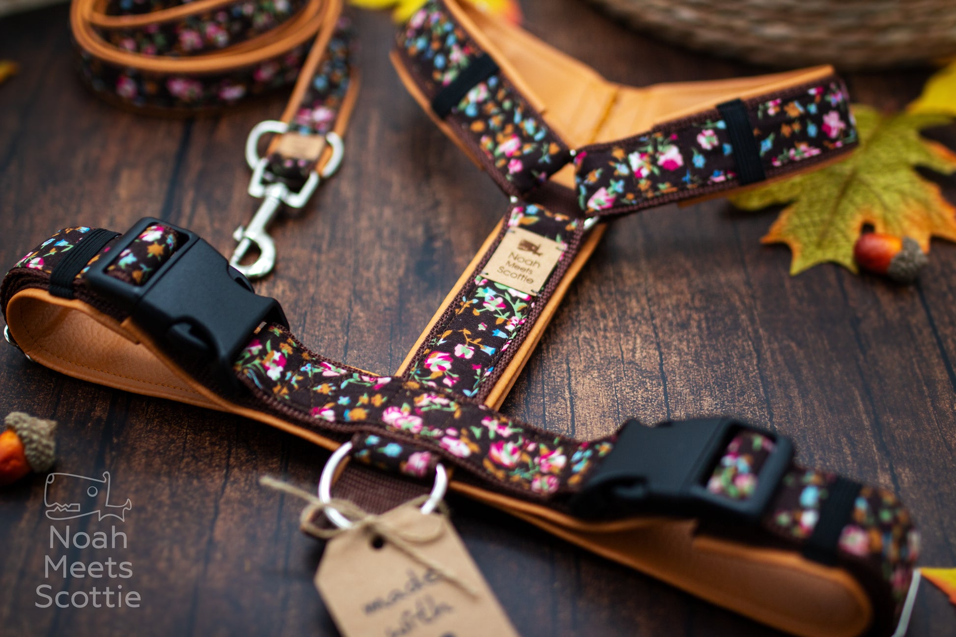 Harmonisches Gassi-Set bestehend aus dem Hundegeschirr Mary und einer farblich passenden Führleine mit Blumenmuster und ockerfarbener Polsterung.