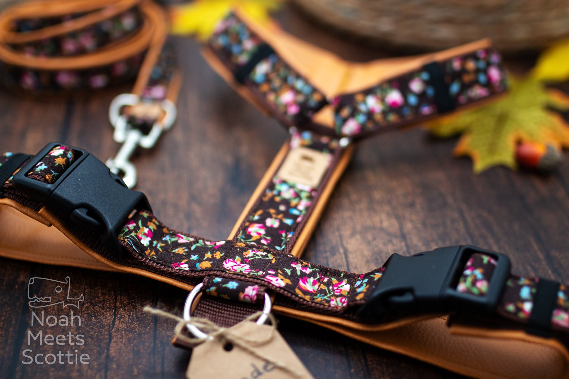 Komplettset der Kollektion Mary mit verstellbarem Brustgeschirr und passendem Hundezubehör im herbstlichen Vintage-Look.