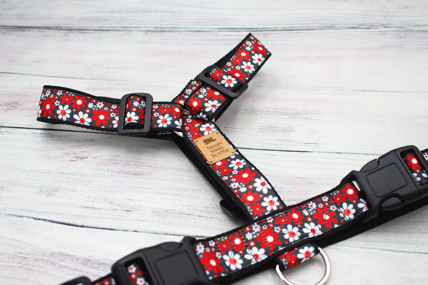 Hundegeschirr mit Blumenmuster in Rot, Weiß und Schwarz, floral und stilvoll