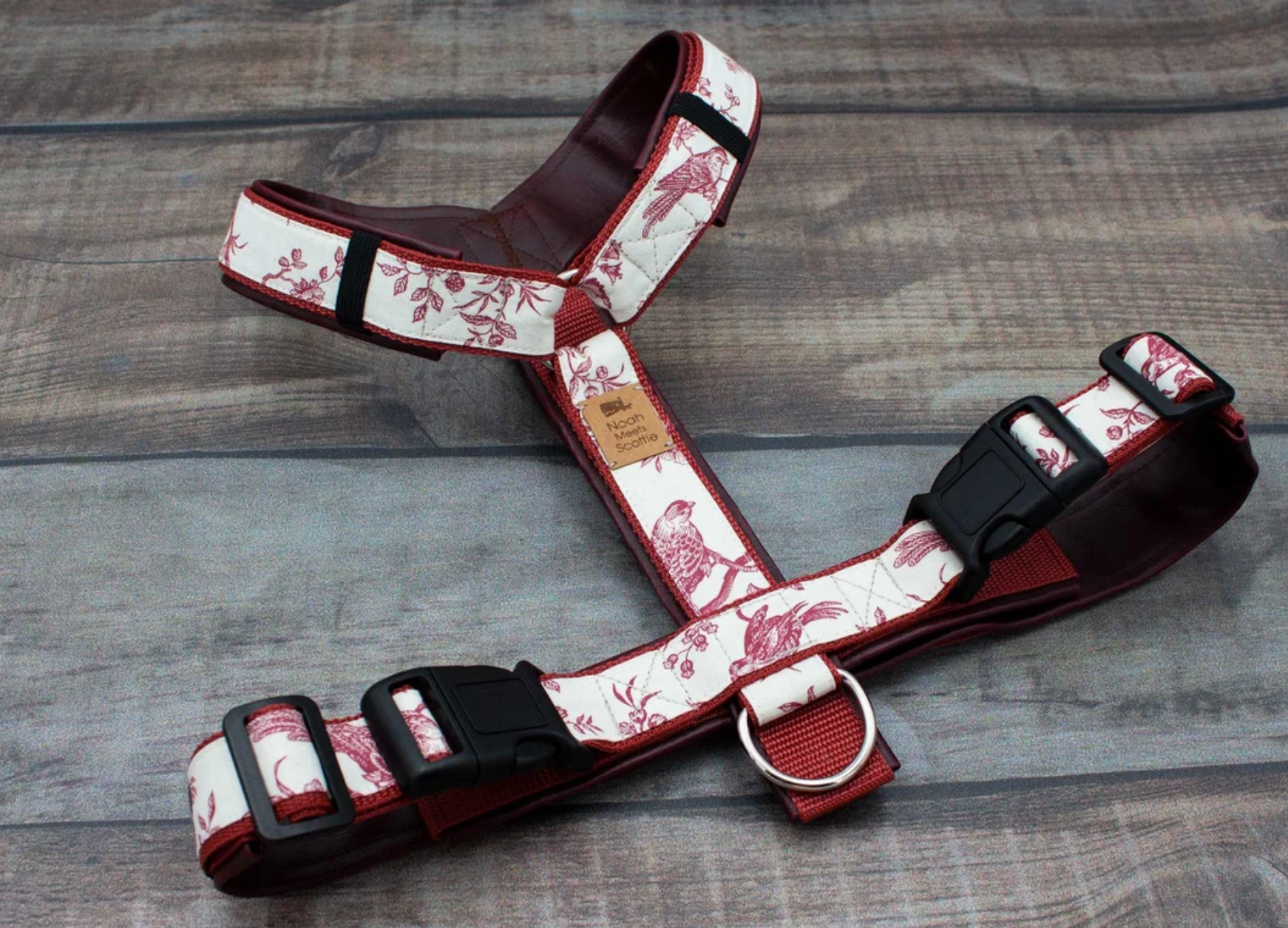 Hundegeschirr BRIENNE in Rot und Creme, inspiriert vom französischen Landhausstil, stilvoll für Hunde