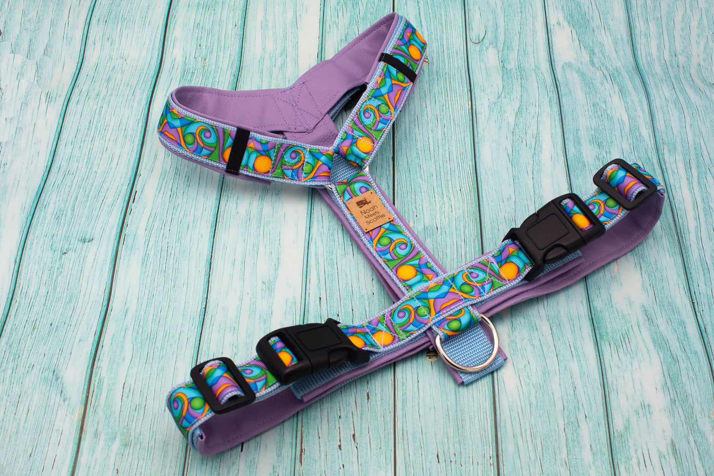 Hundegeschirr BUZZ Detailansicht buntes Design Flieder Gelb Hellblau Grün, robust und komfortabel