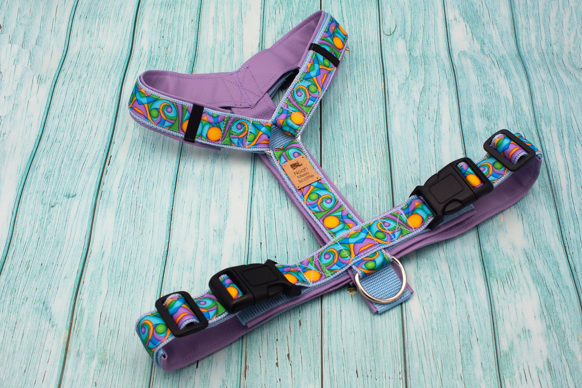 Hundegeschirr BUZZ Detailansicht buntes Design Flieder Gelb Hellblau Grün, robust und komfortabel